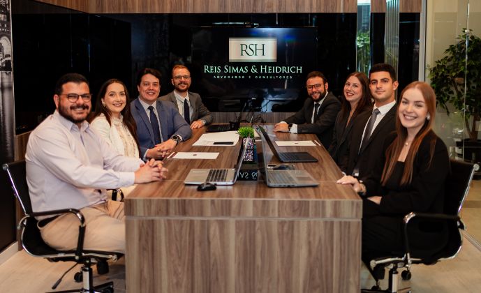 Equipe do escritório RSH reunida na sala de reuniões